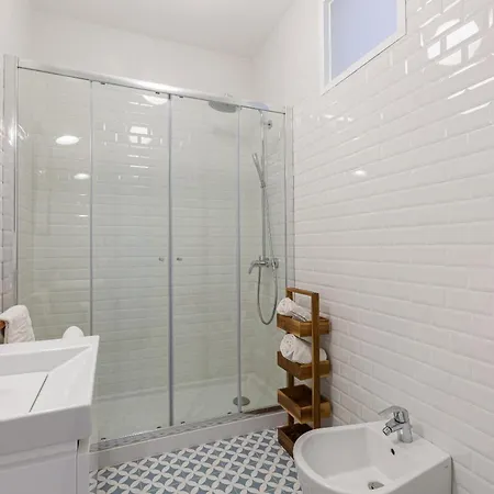 White & Blue Vintage In Graca Apartment Lissabon