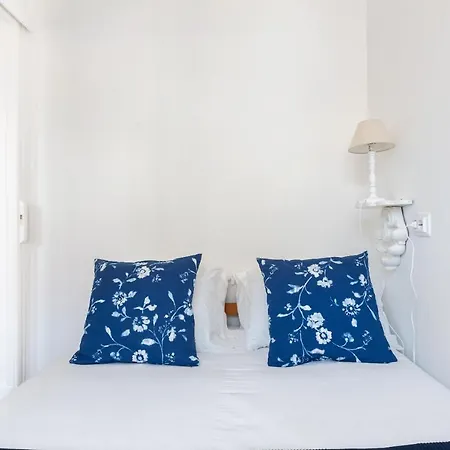 White & Blue Vintage In Graca Apartment