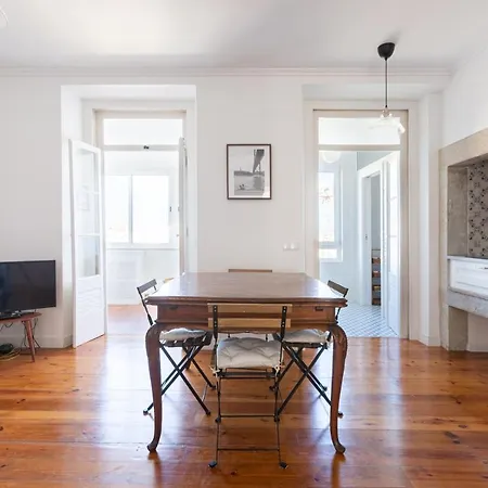 Apartment White & Blue Vintage In Graca Lisbon