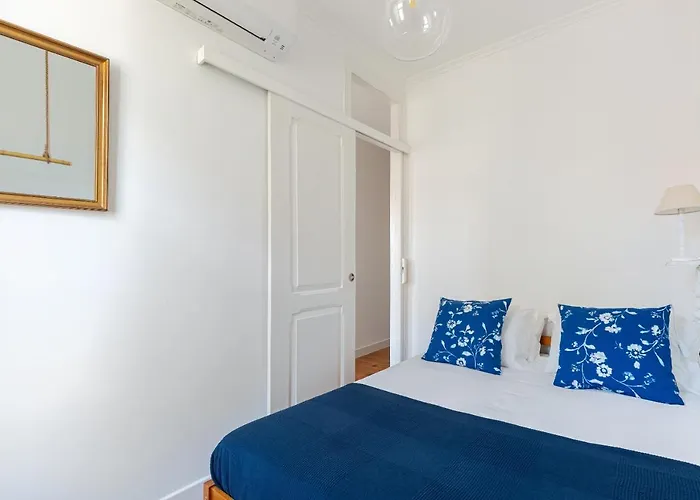 White & Blue Vintage In Graca *