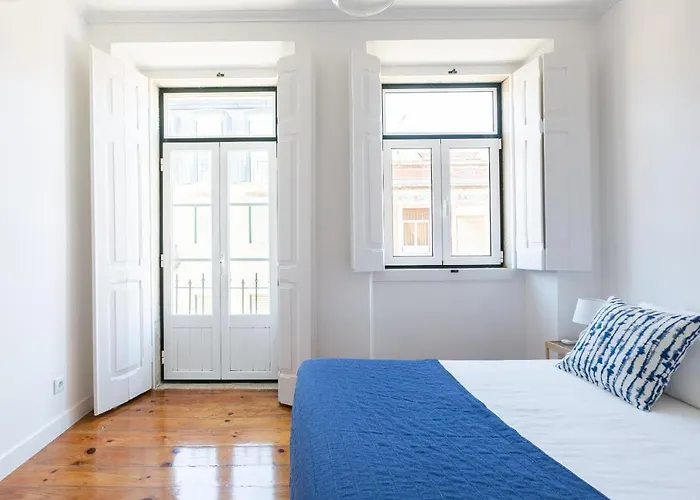 White & Blue Vintage In Graca Lisbona