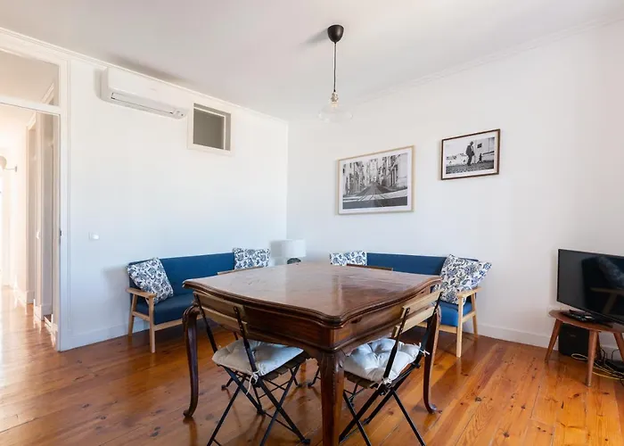 White & Blue Vintage In Graca *